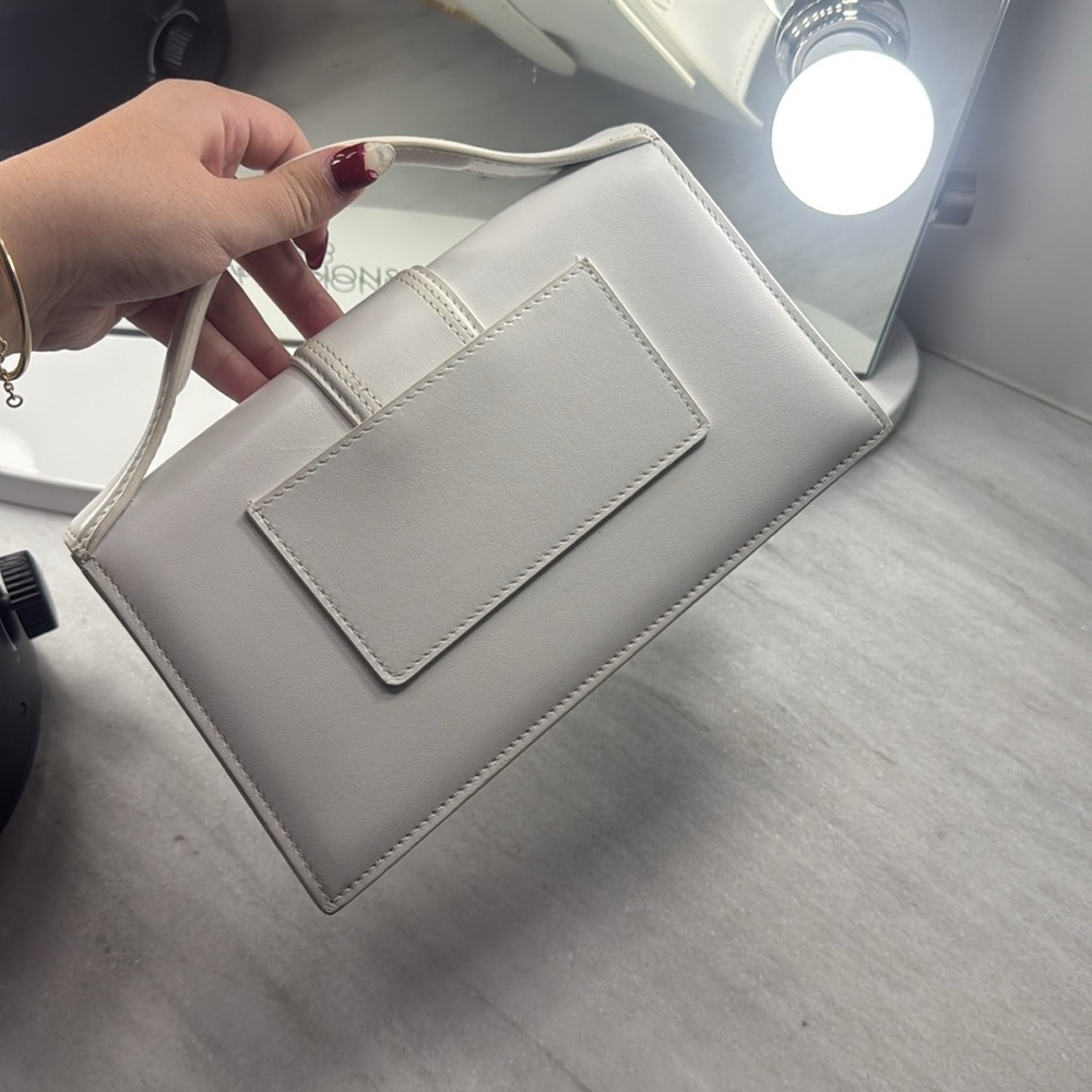 Jacquemus Chic White Bag with Gold Detail - Picture 10 of 16